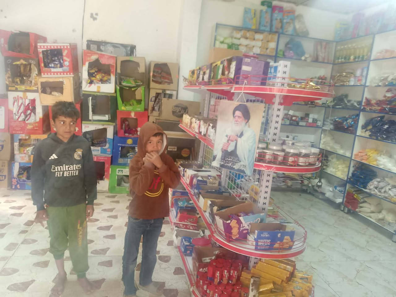 بسم الله الرحمن الرحيم هيكل مع محل للبيع بلا وافدين ثالث على شارع 15 له تصل على رقم ***********
