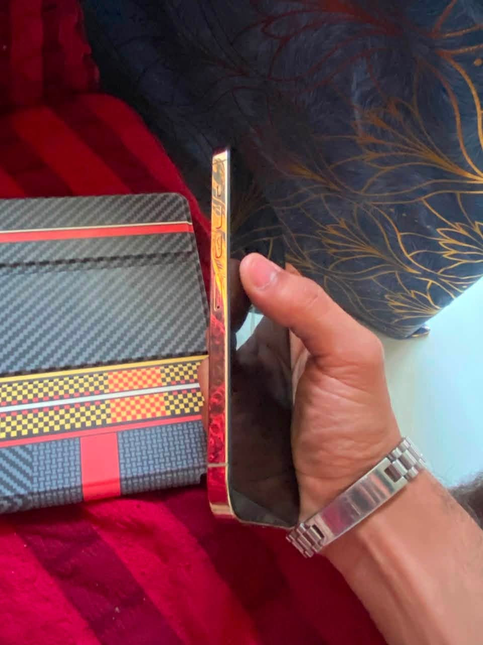 السلام عليكم 
13pro max  
ذاكره256
بطارية80
التلفون زلخ مابي نضيف جداً مبدل شاشه بس و شاشته تعبانه يعني يرادله شاشه تريد تستخدمه هيج هم ما عليه بس تلمض شاشته من جوه السعر450 وبي مجال قليل  متواجد خاص و واتساب ***********
