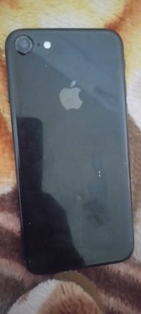 آيفون لون أسود معروض للبيع. الجهاز مغلق بقفل iCloud، يتطلب إدخال البري...