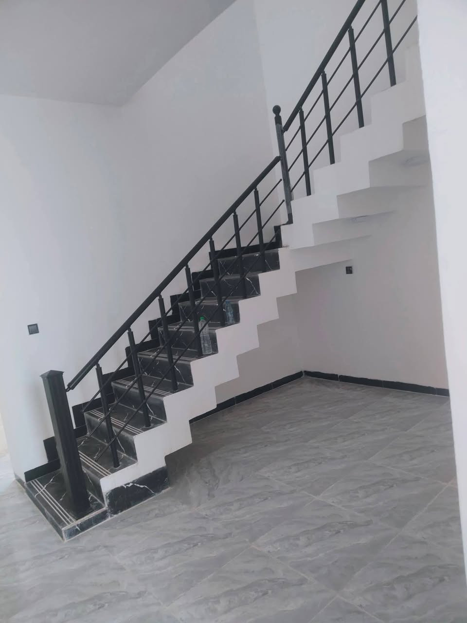 🏠 / دار للبيع مساحه 100 م طابو زراعي سند 25
واجهه 5 م / نزال 20 م 

🧱 بناء حديث درجه أولى ( تشطيب نهائي )

الطابق الاول / مطبخ . أستقبال . هول . غرفه . مجمع صحيات  داخالي وخارجيه . كراج 

الطابق الثاني / 2 غرف . هول . مجمع صحيات 

🌏 الموقع / شارع 80 مال كربلاء ( قريب من البانزين خانه)

 ((السعر 85))
وبي مجال
اكثر استفسار اتصال بل وقام

بإدارة احمد الباشه

☎️ ***********
