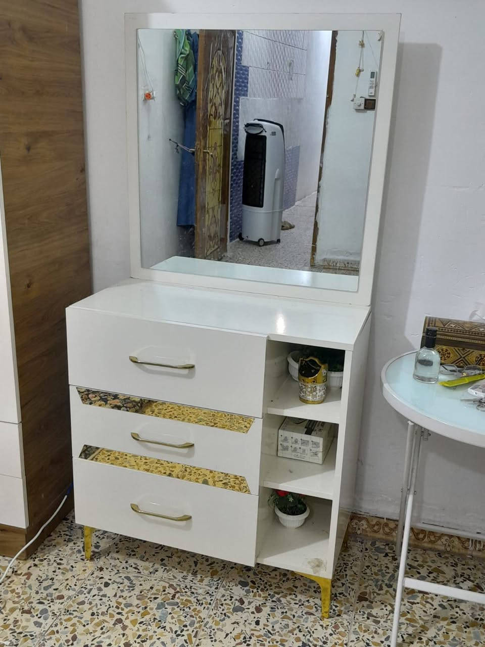 السلام عليكم عدي غرفه تركيه للبيع جديد معه دوشك جديد غرفه بعد با جيس السعر 325 و بيه مجال حك جيه العنوان بغداد شعله رقم ***********
