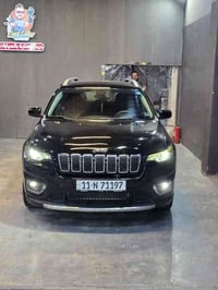 جيب بزون لاتيديود موديل ٢٠١٩ حادثها امامي بس البنيد معمر و مصبوغ الباق...