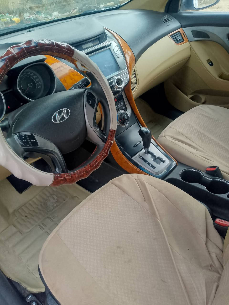 السلام عليكم للبيع لانتره مديل 2014سياره فول فتحه مري شفط كامره حساسات مكفوله من الصربه والصبغ الرقم اربيل تريد وكاله تريد تحويل  سياره جاهز مكينه وكير وحدادي وتخم تاير تبريد تدفئة ويل كب حجم 17كروم المحرك 1600 جيال اكس واحد عل واحد مكاني بابل كفل السعر 112وبيه مجال حك الجيه  مكلف بنشر***********.       ***********
