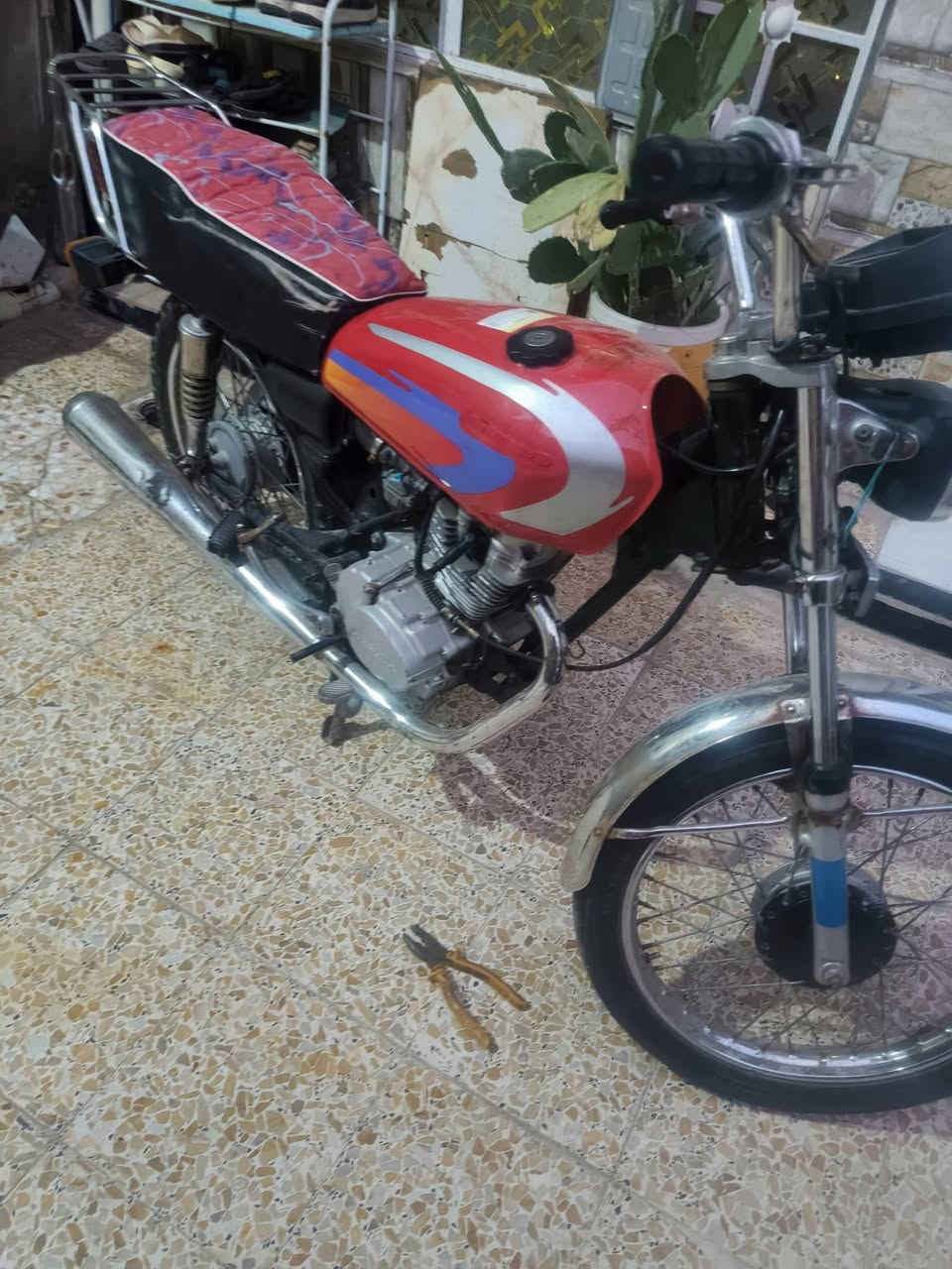 سلام عليكم اربعه گير ربها گامز موديل 20 اوراق اصولي عوزها شغل هواي تاخذها مال شغل تسويها مال تعليگ بكيفك 😂 مكينه مفتوحه وبيها صوت مال چواكيچ تعال قيم وابيع بلسعر اليعجبني 
***********
***********
مكان كوت زويريجات
