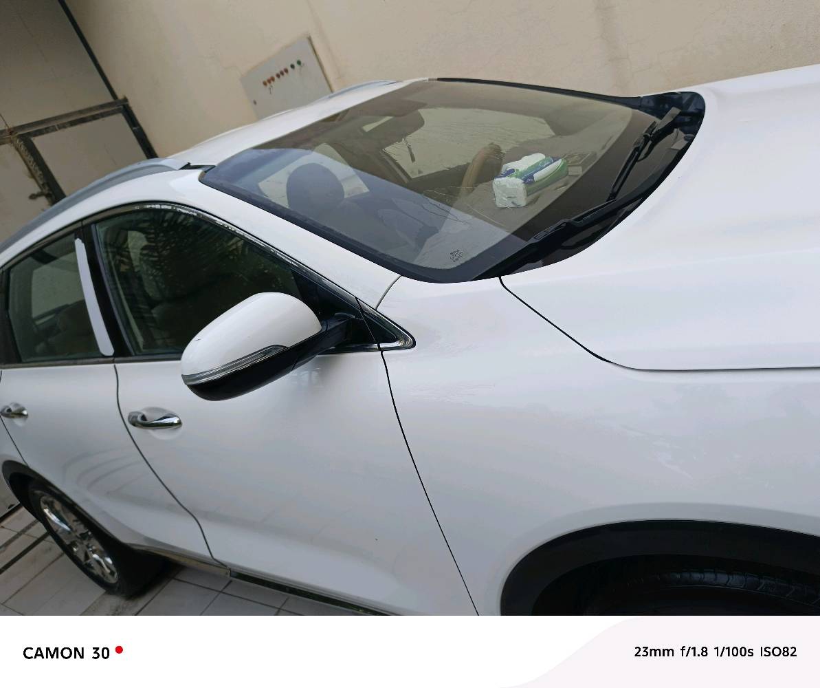 سيارة دفع رباعي بيضاء نظيفة ومجهزة، للمزيد من التفاصيل واتساب.