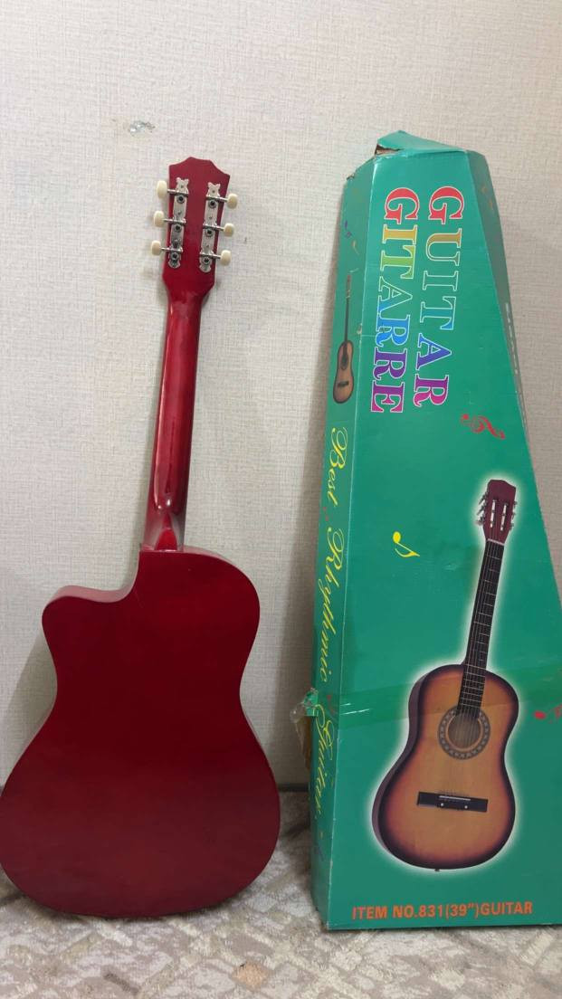 سلام‌علیکم
ئەم گیتارە بۆفرۆشتن زۆرتازە و جوانە شوخت و ڕوشاوی نیە هیچ کێشەیەکی نیە
قەبارەی 97سم
نرخی 65هەزاردینار
شوێن هەولێر
*********** أربيل, العراق
