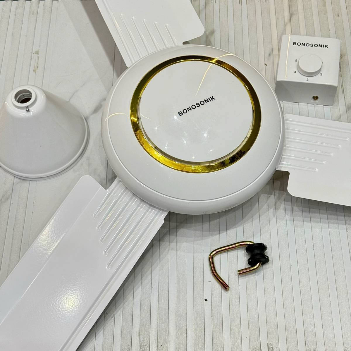 سعر 35 توصيل كافه المحافظات 5 
مروحة سقفية Ponosonik بتصميم أنيق باللون الأبيض مع لمسات ذهبية، تمنحك تبريدًا فعالًا مع استهلاك اقتصادي للطاقة، لتكون خيارًا مناسبًا للمنازل والمكاتب. المميزات: • محرك بملف نحاسي 100% لضمان أداء قوي وعمر استخدام أطول. • تصميم أنيق يضيف لمسة جميلة لديكور الغرفة. • مزودة بسلك أمان إضافي للمساعدة في تثبيت المروحة ومنع السقوط. • منظم سرعة بخمسة مستويات للتحكم بدرجة التهوية حسب الحاجة. • استهلاك منخفض للطاقة مع كفاءة عالية في التشغيل


**إذا كنت صاحب هذا الإعلان وتريد حذفه لأي سبب، رجاءا أرسل رسالة إلى الدعم الفني**