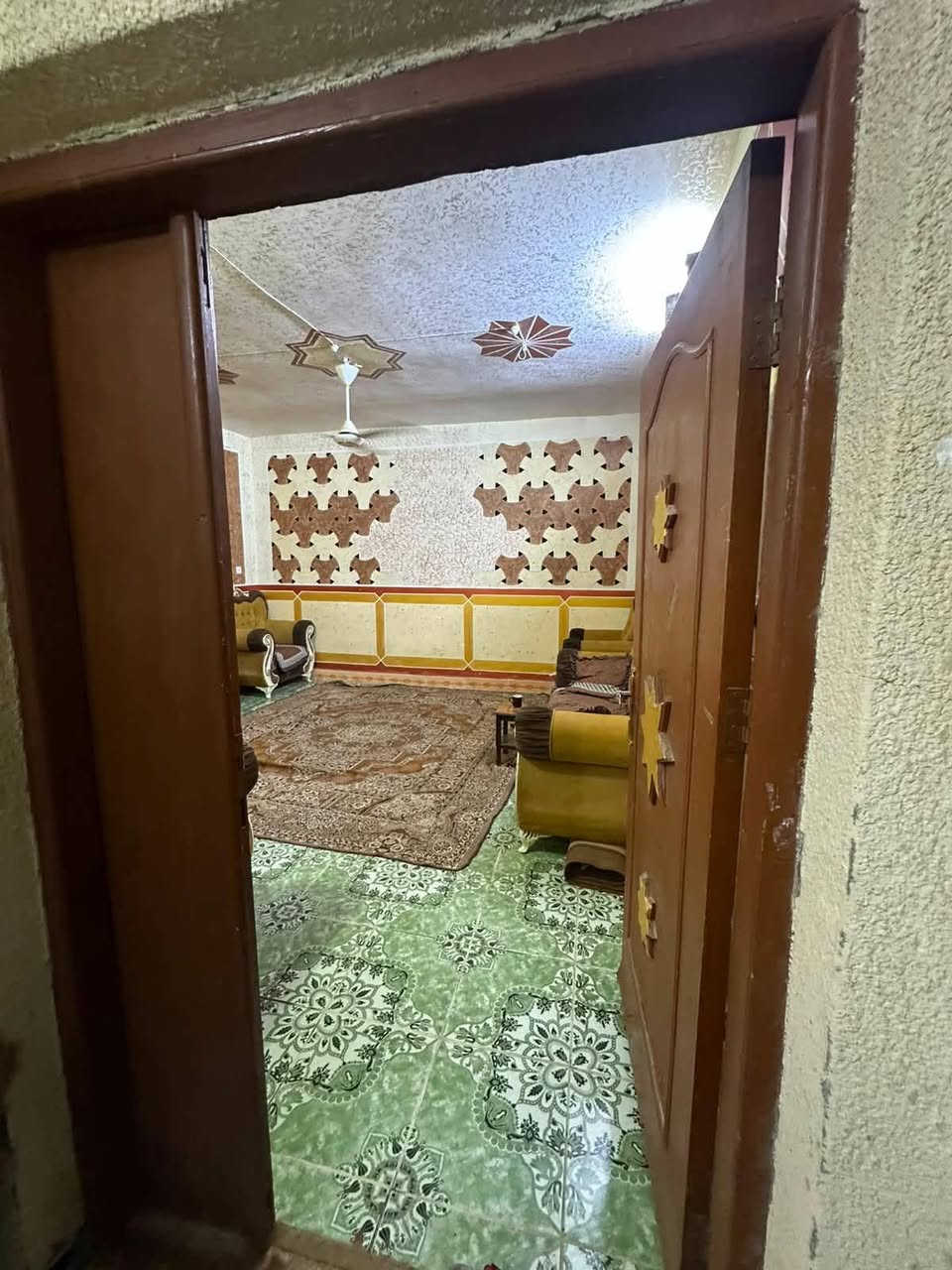 السلام عليكم بيت مساحه 200متر. طابو صرف حر
مؤقع زين القوس خلف شارع المدارس قريب عله ابو ليث المختار يتكون من ستقبال ومطبخ وهول وغرف عدد 2 

الستقبال عكاده وغرفه بس باقي البيت صب كله القاط الثاني كامل اربع غرف نوم ومجع صحيات بي 3حمامات 

وحديقه مترين ب مترين 

وكراج سياره 5  في 6

السعر 130 وبيه مجال قليل

***********
