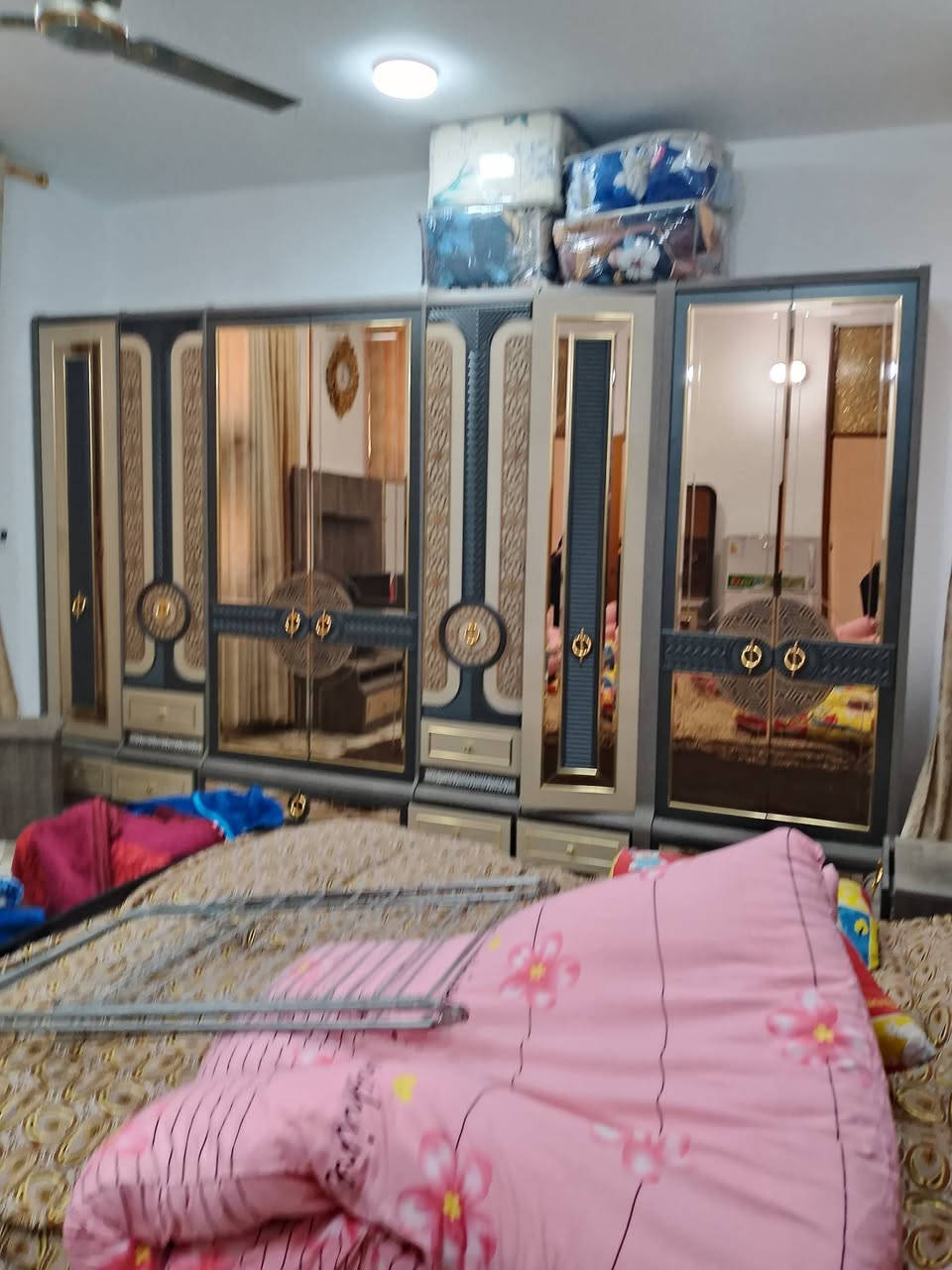 غرفة نوم 11 قطعه تركي لون صاجي مذهب استعمال شهرين فقط جديده السعر مليون ونص وبيها مجال للاستفسار الاتصال على الرقم ‏‪***********‬‏ مكاني بابل
