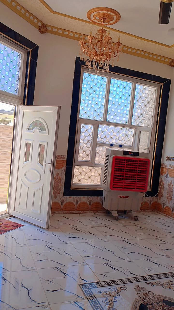 السلام عليكم 
بيت للبيع المساحه 200متر 
بناء حديث سنه 2023
يتكون البيت  من غرفتين وصاله وستقبال ومطبخ وصحيات داخليه وصحيات خارجيه 
الخدمات كامله من كهرباء مولد ماء مجاري تبليط 
البيت كله سراميك +سقف ثانوي 
العنوان بلدروز قرب صيطره 60مقابل معمل الثلج الصلطان 
السعر كلش مناسب
للستفسار ***********بي واتساب

