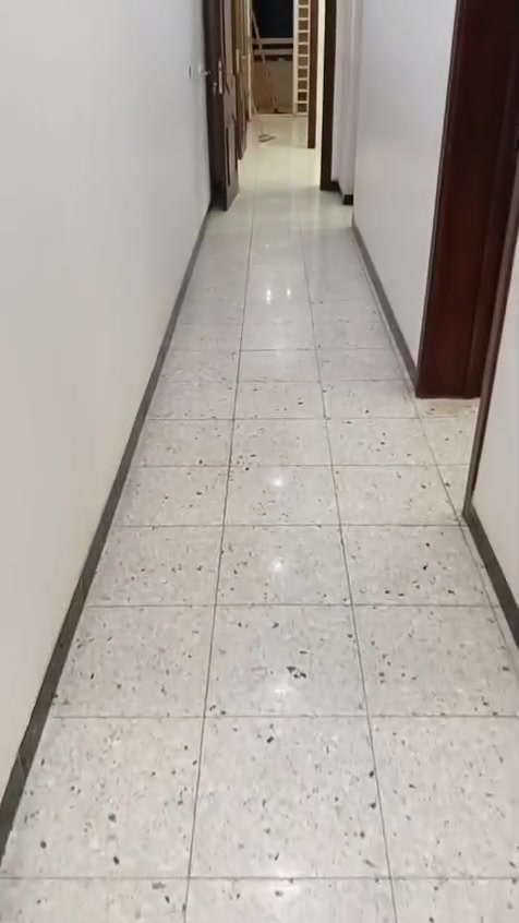 السلام عليكم ..شقه طابق اول المساحه 150تحتوي عله غرفتين نوم وحمام تواليت ومطبخ وهول معزوله تماما مدخل وسخان مي وماطور بوستر ومنضومه غاز مكانها الغزاليه الكفائات التواصل عله الرقم ***********
