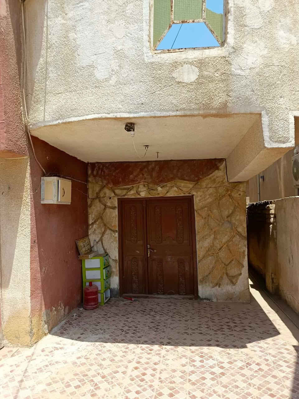 بيت للايجار في البكرلي حي المعلمين قرب مفرك دانه موقع راقي جداً
طابق ارضي

كراج سياره 

مطبخ 

هول 

موزع درج 

صحيات 

وال

طابق ثاني 

غرفه نوم عدد 2

سطح

الايجار 250,000 شامله اجور كهرباء الوطنيه 

للاستفسار ***********
