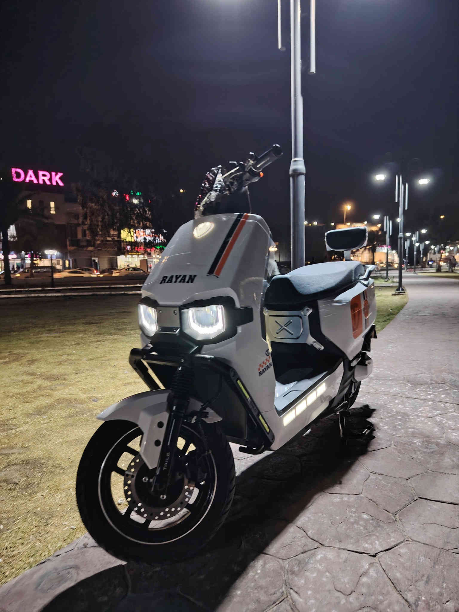 (مستخدم -) 🚨🔥 دراجة الريان RAYAN – وحش الكون من شركة TAILG العالمية 🔥🚨
📍 مستخدمة شي قليل جدا وضعية  الشركة – نظافة وكالة 💯

⚙️ المواصفات الفنية:
🔋 بطارية كرافين كاربون جل 35 أمبير / 72 فولت
⚡ محرك ملف 2000 واط – سرعة حقيقية 80 كم/س
🚀 مدى حقيقي 80 كم
🖐️ بصمة عدد 2 + تشغيل عن بُعد
🔒 جهاز إنذار ضد السرقة
🛑 بريك دسك + دهن ديلات هايدروليك ناعمة جداً
🪶 قيادة ناعمة ورزينة جداً على الطريق
💺 كشن سياحي واسع لشخصين + مساحة تخزين كبيرة تحت الكشن
🛞 إطارات 12 / 90 / 90
💡 إشارات LED أمامية وجانبية + إشارة رباعية
🔁 إمكانية الرجوع للخلف (R)
🔋 نظام TTFR لإعادة الشحن عند استخدام البريك
✅  البطارية 6 مسطرة 
ملاحضه ملاحضه الدراجة زيرو
📦 الحالة: جديدة بالكامل

للاستفسار الاتصال/ 

*********** 

العنوان بغداد شارع فلسطين
