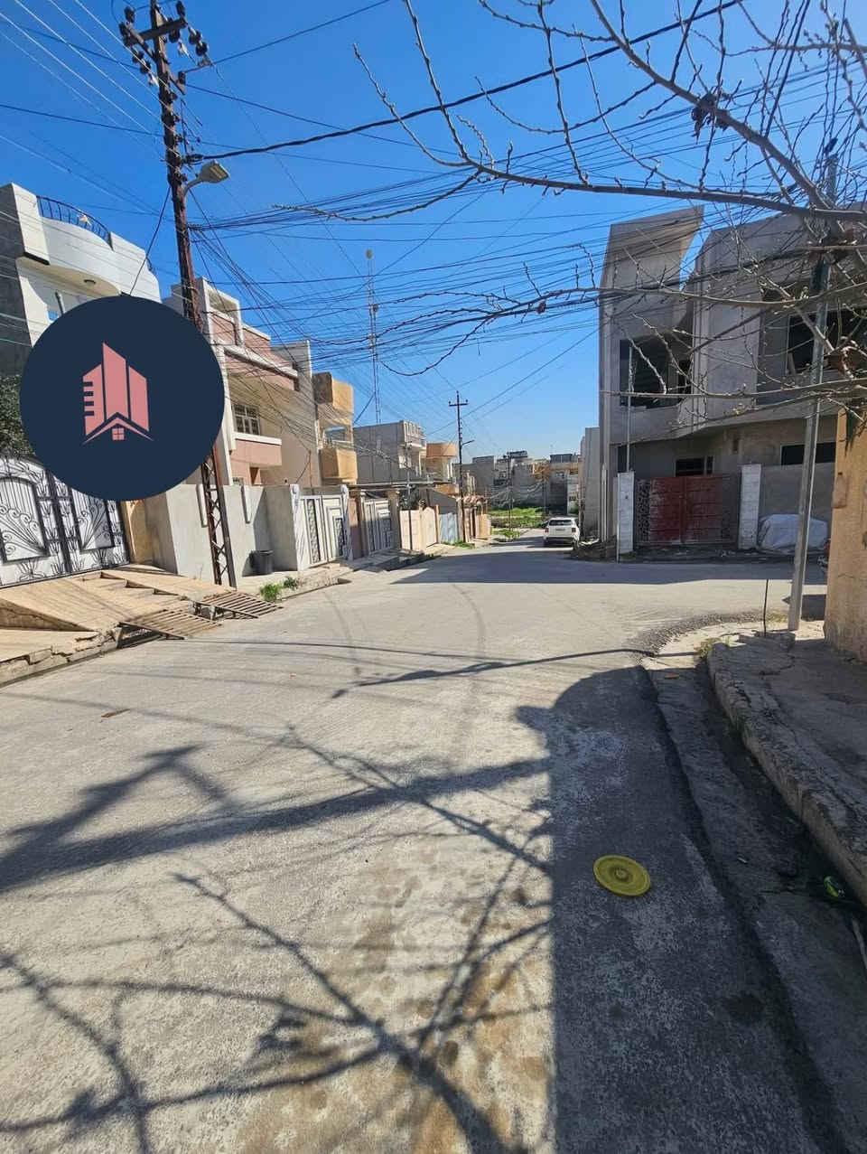 دار قديم للبيـــــــــع((  تم بيع نصف العقار ))
دار في حي الكندي الاولى 🔥 سعر مناسب 🔥
مساحـة الكلية 300متر 
الأبعاد 12❌️25 
 (باقي نصف العقار 150متر واجهة 6) 
الإتجاه قبلة 
سند طابو ملك صرف 
بسم شخص واحد 
شرط التحويل او قرار التمليك 
شارع ١٢متر 
موقع جيد جدا

سعر المتر ٩٠٠الف 

📞***********
📞***********
