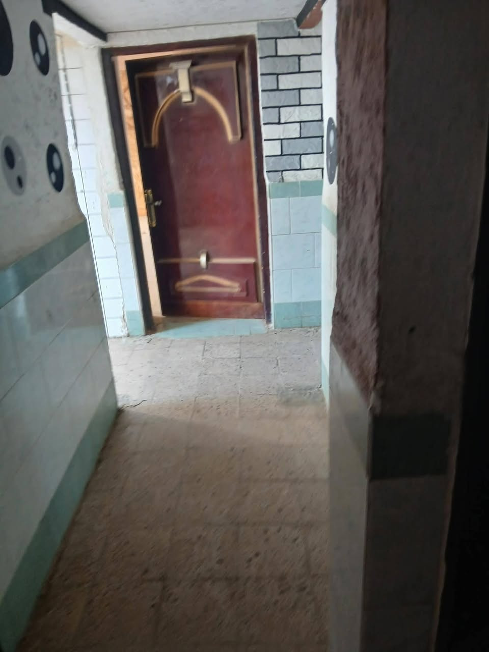 شقه طابق ثالث للأيجار تقاطع هوره كفاءات قرب مخبز الكوت الأوائل للاستفسار اتصل ع رقم ***********
