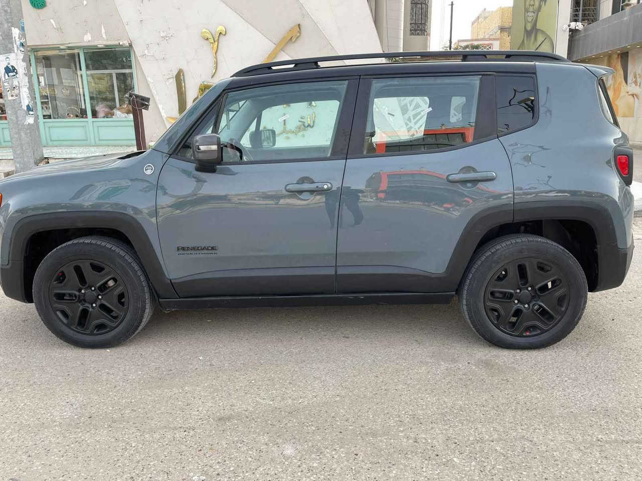 السلام عليكم سياره جيب رنكد للبيع موديل 2017رقم بغداد مشروع وطني الرقم الدولي السياره بيها صبغ جاملغ امامي 
 والباقي كفاله عامه مواصفات بصمه شاشه كبيرة كاميرا دواره تحكم جهتين سايد بريك بصمه اشاره بالمرايه حساسات اماميه وخلفيه محرك 2400 مامفتوح تخم تاير حداديه تبريد سياره جاهزه من كلشي استخدام شخصي السعر 123ورقه وبيها مجال بسيط للشراي مكان السياره ناصريه الشموخ للإستفسار *********** *********** أرقامي بيهن واتساب ناصرية, ذي قار
