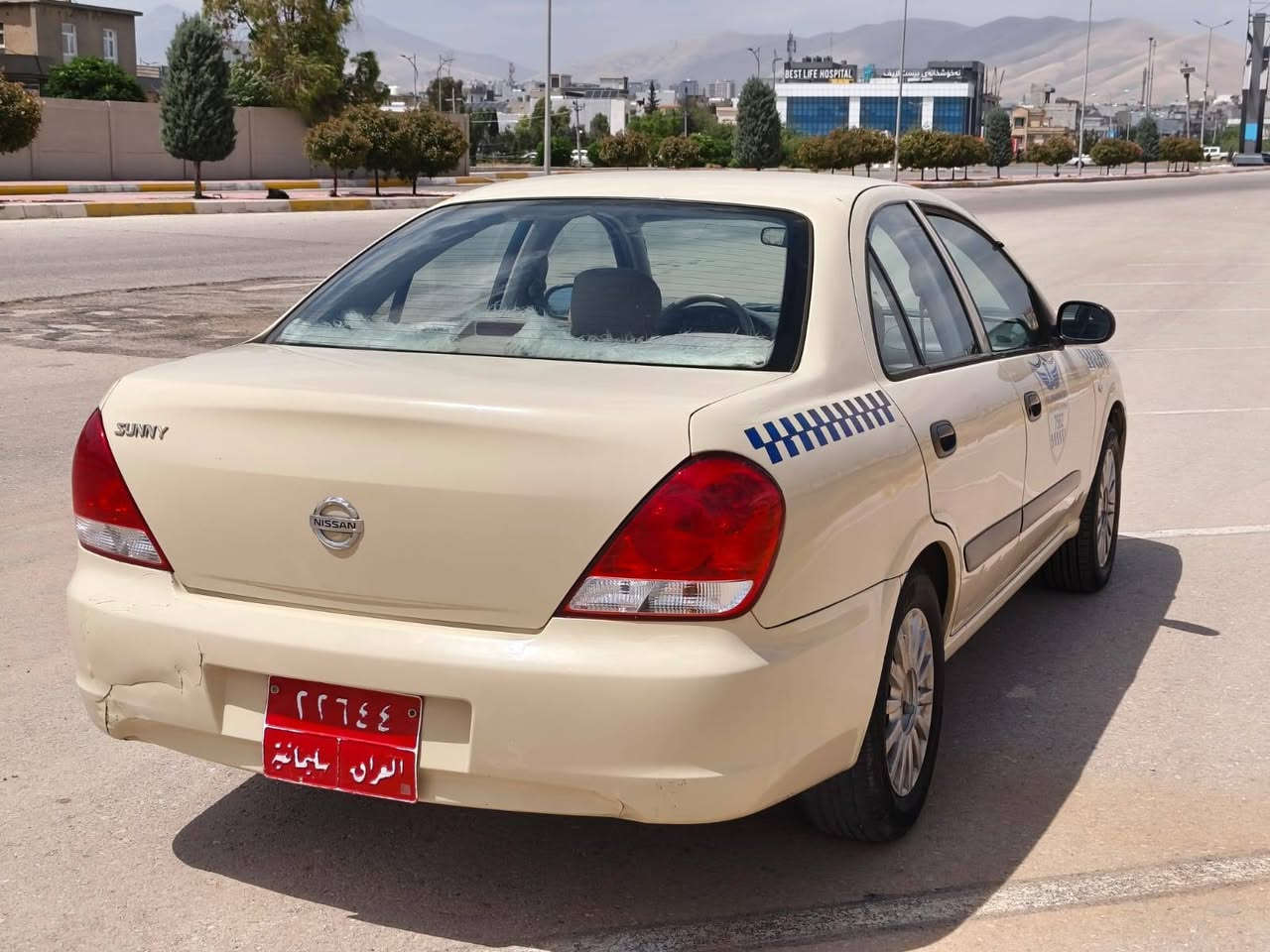 بە ناوی خوای گەورە میهرەبان nissan sunny مۆدێل 2012  مەکینە 16 بەشەرتی گێڕ و مەکینە مەکینەی وەک سەعات ئیش دەکات سەوتی تێدانیە دەعمێکی بچوکی کردوە لەدواوە بەڵام بەشەرتی ئەوەی ناوی نەگرتبێت سندوقی پارچە ڕەشە و چەمەلەغی سەکن لای دواوەوە بۆیاخە و پەڵەیەک ساردی لای دەرگای سایەق هەیە سەنەوی هەتا 2027 تازەیە شوێنیشم سلێمانی نرخیشی120 گەڵا  بۆ پەیوەندی کردن ***********
