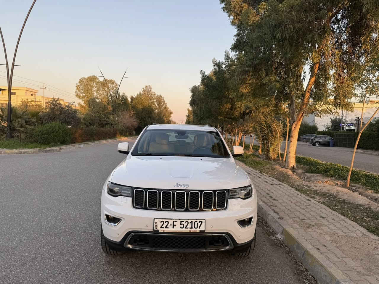 سلام عليكم سيارة للبيع نوع جيب كراند شيروكي الموقع كركوك الموصفات
محرك ٣.٦
٦ سلندر 
كير اوتوماتيكيه 
موصفات خليجيه 
موديل ٢٠١٧
الفئه لمتد/Limited
الاجزاء المطليه لا يوجد 
اللون ابيض 
مادة المقعد جلد 
عدد المقاعد ٥ 
كاميرا خلفيه 
سقف بانورامه 
صندوق كهربائي
التحكم على المنحدرات 
مستشعر وقوف 
تدفئه المقاعد 
تبريد مقاعد 
فتحه سقف 
بصمه 
مرايا جانبيه كهربائية
شاشة
نضام المفتاح الذكي 
نضام بدء التشغيل 
نضام فرملة الطوارئ 
٨ وسادة هوائية 
مصابيح الأمامية ليد 
تدفئه مقود القيادة 
مقاعد تدليك 
تشغيل عن بعد 
٤*٤
نضام تعليق هوائي 
كشافات ضباب 
وضع القيادة 
تحذير من الاصطدام الامامي 
مرايا جانبية تدفئه 
مثبت السرعه 
الضوء العالي التلقائي 
تحكم التكييف التلقائي 
حساسات ضغط الاطارات 
يوجد تعديل بارد في الجهه اليمنى خمسه اصابع 
للاستفسار مراسله واتساب 
والسعر المطلوب ٢٥٥$
***********
