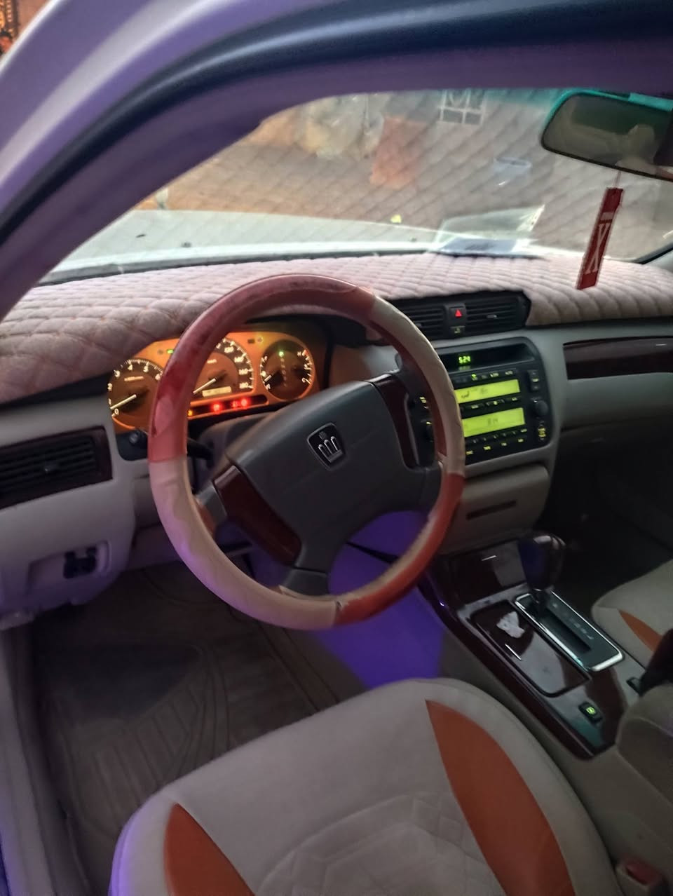 السلام عليكم
بيع فقط 
كراون ملكه 
موديل 2000
الون ابيض لؤلؤي محزم 
دخول جديد ماشيه 43الف
محرك دي فور الصغير 
دكمتين كرستال
تخم تاير جديد ويل حصيره الاصلي
باقي المواصفات معروفه
السعر 150وبيه مجال
للاتصال ***********
