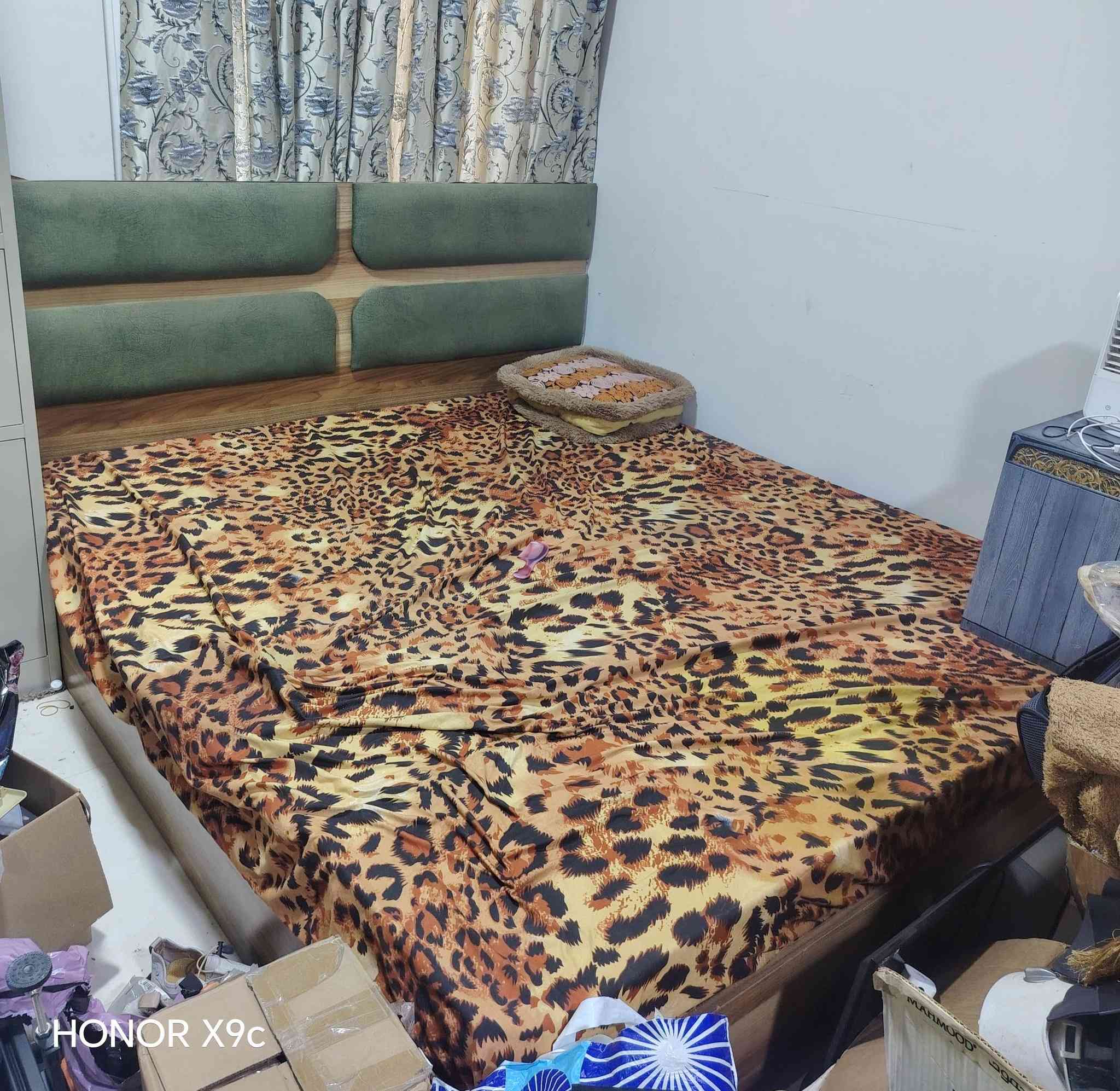 السلام عليكم.. غرفة نوم للبيع من خمس قطع كنتور  وسرير وميز تواليت ومجرات قطعتين... مستعمل... بيها اضرار بسيطة.. السعر 500 قفل بدون عمله.. كربلاء مجمع الغدير السكني حي الأمن الداخلي.. للاستفسار خاص.. أو *********** واتساب
