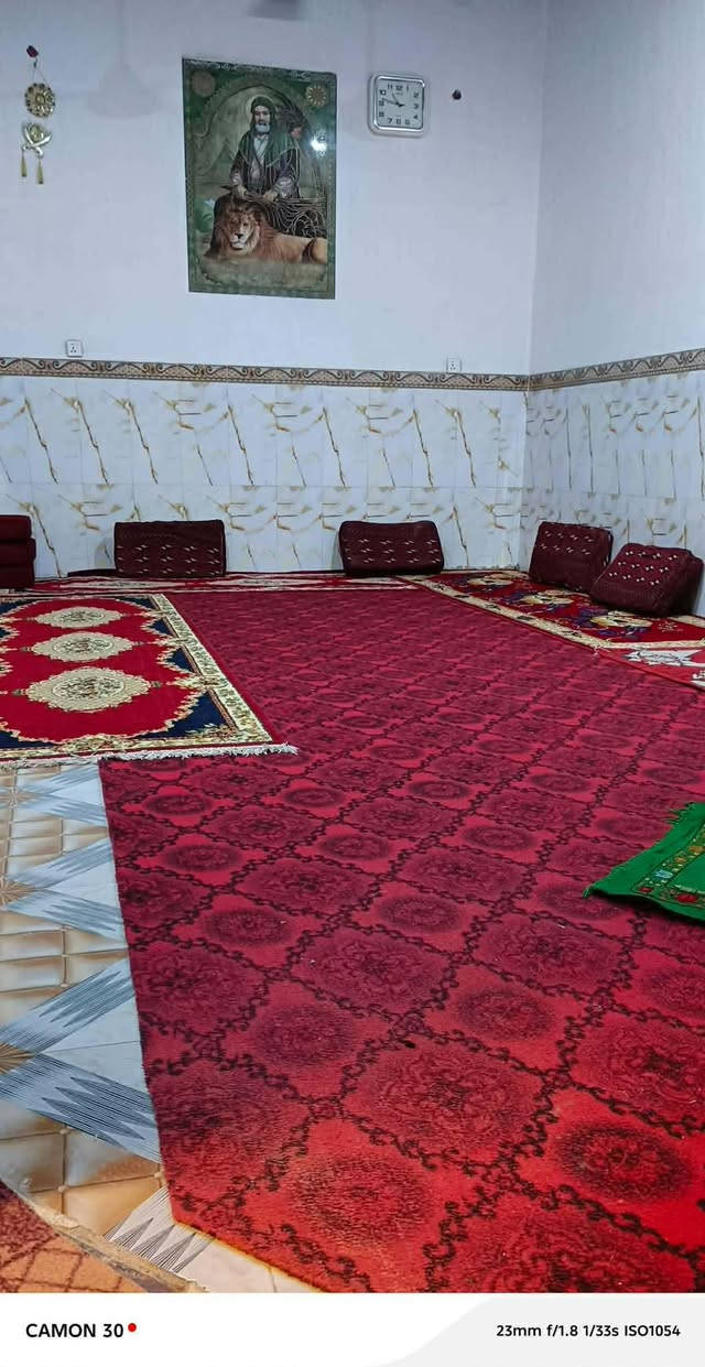 � بيت طابقين للبيع – ناحية العكيكه / حي العسكري
📐 المساحة: 120 متر
📏 الواجهة: 6 متر
📏 النزال: 20 متر
🔹 الطابق الأول:
بناء طابوق وسقف كونكريت
يحتوي على:
 • ديوانية
 • مطبخ
 • صحيات داخلية وخارجية
🔹 الطابق الثاني:
بناء فرنسيون وسقف عكادة
يحتوي على:
 • غرفتين
 • صالة
 • مطبخ
✅ البيت كامل من جميع النواحي وجاهز للسكن
📞 للاستفسار:
*********** – أزهر أبو علي
*********** – حيدر أبو زين
📍 أو زيارة مكتب أزهر للعقار مقابل بلدية العكيكة
