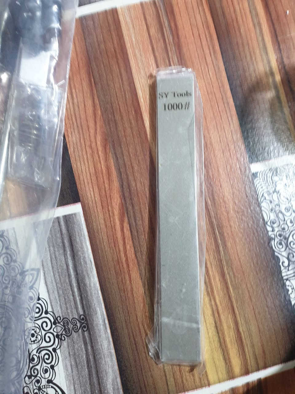 هذا المنتج هو حجر شحذ ماسي من العلامة التجارية SY Tools، وتحديداً بنعومة 1000 حصى (1000#).
الاستخدام: مصمم لشحذ وتلميع شفرات السكاكين، أدوات المطبخ، وأدوات النجارة بدقة. 
المميزات: توفر هذه الأحجار أداءً عاليًا لتشكيل الزوايا المحددة وإعادة الحافة الحادة للشفرات. 
التوافق: مناسب للاستخدام مع أنظمة شحذ السكاكين ذات الزوايا الثابتة مثل Ruixin pro. 
سعر القطعة  ٢٠٠٠ يوجد ٢٠ قطعة 
لطلب الاتصال على  الرقم 
***********
