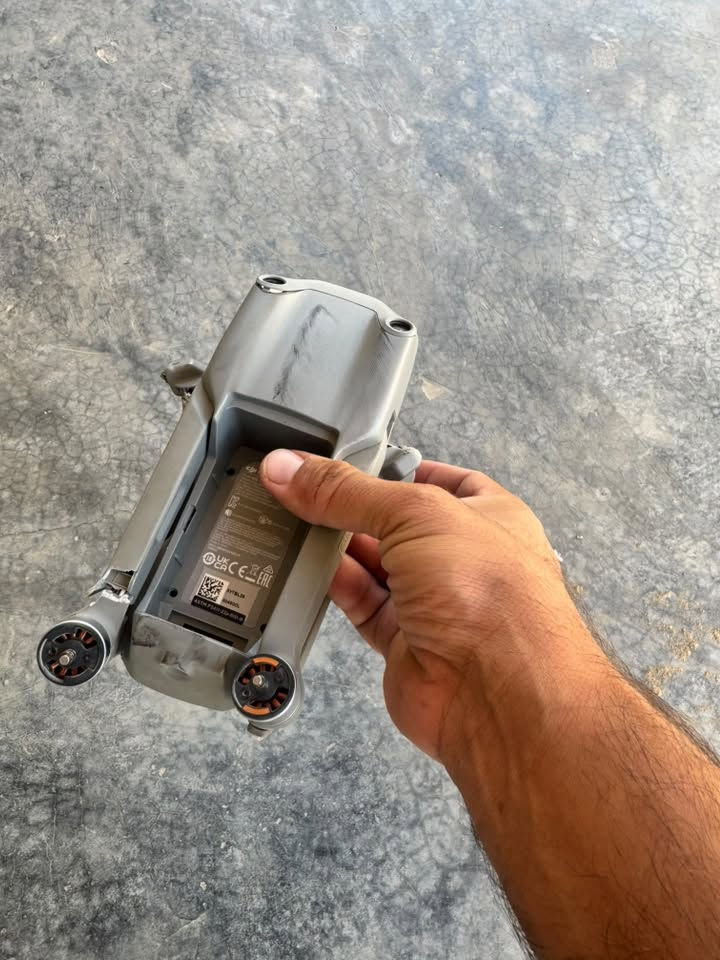 الحلال راحلكم فدوه اذا احد يشتريهة تفضيخ او يريد الريمونت عادي او البطاريات مراوح بعدهن جدد ب جيس موجودات غراضهة كامله حته الكارتونه مكاني بغداد *********** نوع الدرون AR2S
