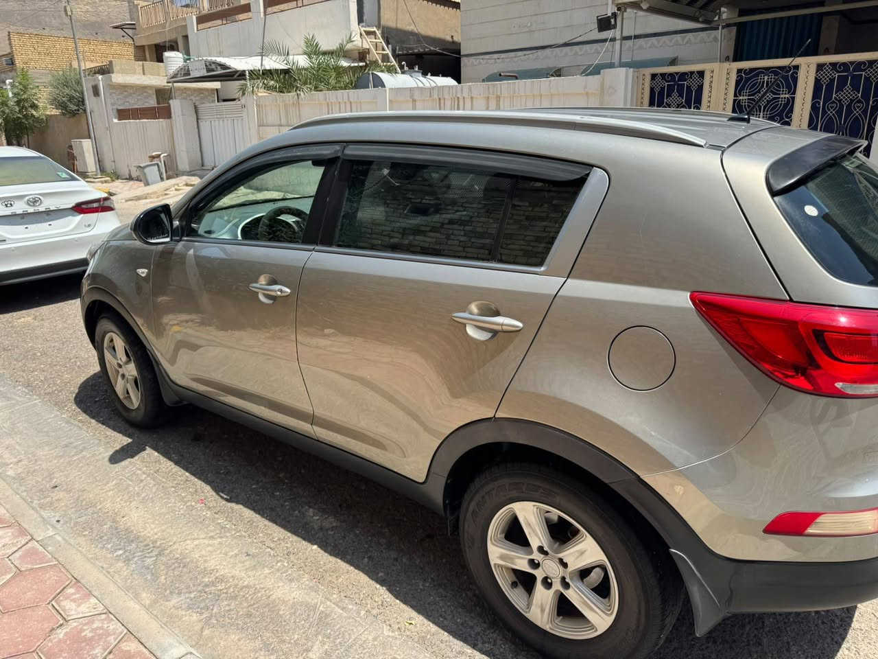 السلام عليكم كيا سبورتج موديل ٢٠١٦خليجيه بيها رشات الخليج يعني من الخليج جايه بيها رشات صبغ فقط السياره مكفوله من الحادث والضربه والتبديل مكينه ٢٠٠٠ دوش مكينه كير صدر كفاله رقم واسط باسمي تحويل مباشر السياره حساس خلفي تحكم استيرن السياره بالكوت مركز المدينه السعر المطلوب ١٣٥$ ***********
