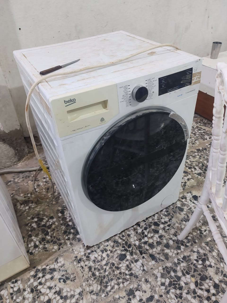 مكنسة كهربائية شغالة اصلية
وغسالة غسل وتنشيف فول
وقطعة خارجية طن ونص شغالة
***********
