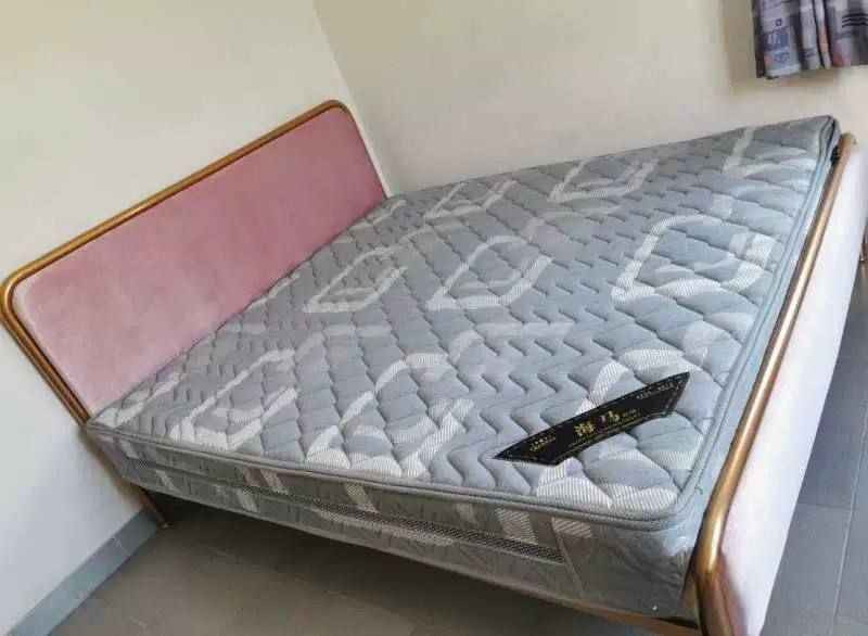 سرير حديد نفرين ( بدون الدوشك ) ، يتحمل أوزان عالية 
الحديد ابيض واسود وذهبي
الدوشمة حسب طلب الزبون 

 القياسات : 
الطول 200 سم * العرض 180 سم * الارتفاع 30 سم

 السعر 210 الف 
توصيل بغداد 5 الاطراف 15
توصيل المحافظات 25 الف بغداد, العراق


**إذا كنت صاحب هذا الإعلان وتريد حذفه لأي سبب، رجاءا أرسل رسالة إلى الدعم الفني**