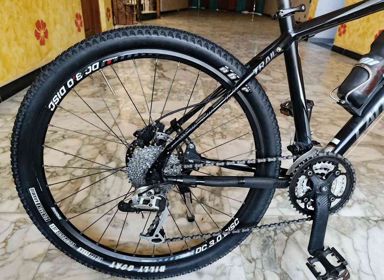 السلام عليكم، عندي هذا البايك للبيع
Cannondale

اسم الدراجة: Cannondale F5 جبلي

معدن الدراجة بالكامل من الألمنيوم وزنها خفيف والويل

 أيضا الألمنيوم  الحجم 26  

​السستم الكامل للدرجة من SRAM (سرام) 

البريكات هايدروليك 

إطارات جديدة مستخدمات على الطريق 3 ساعات من نوع OBOR Billy Goat، بمقاس 26X2.10 

الدراجة واضحة في الصور والفيديو بيه كم شخط مثل مموضح للمصداقية 

سعر الدراجة 295 

مكاني بغداد. .***********.

متواجد خاص أو واتساب
