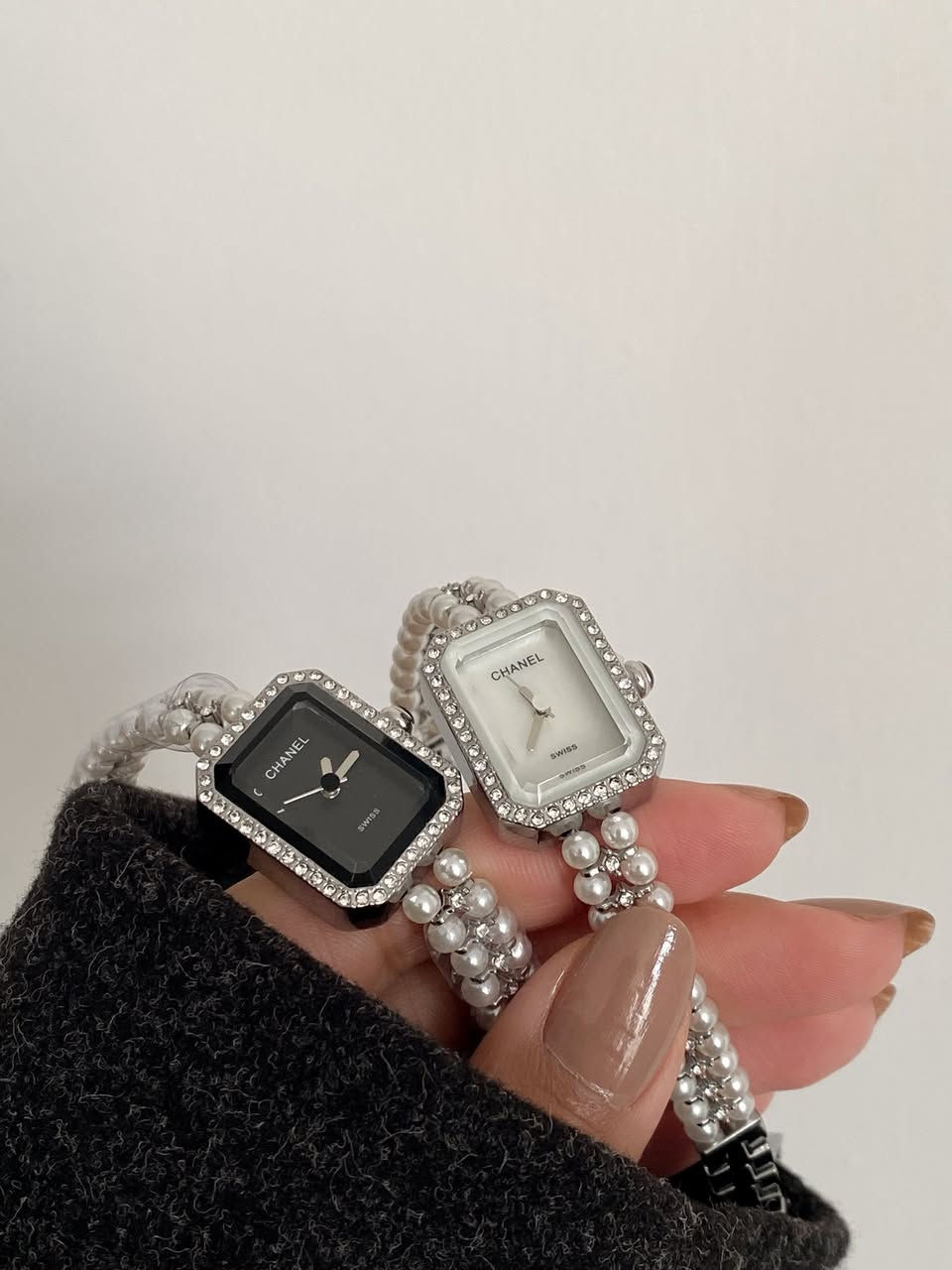 مجموعة ساعات بماركات مختلفة ✨

أناقة عملية وسعر مناسب 🤍
تلبس يوميًا وبكل ستايل 
معدن ستانلس ستيل ، طلاء ثابت 

الاسعار مذكورة اسفل كل موديل .
مرروا الصور لرؤية باقي التفاصيل والموديلات 😍

التصوير خاص بحسابنا 🫶🏻

- التوصيل لجميع محافظات العراق 3 الاف


**إذا كنت صاحب هذا الإعلان وتريد حذفه لأي سبب، رجاءا أرسل رسالة إلى الدعم الفني**