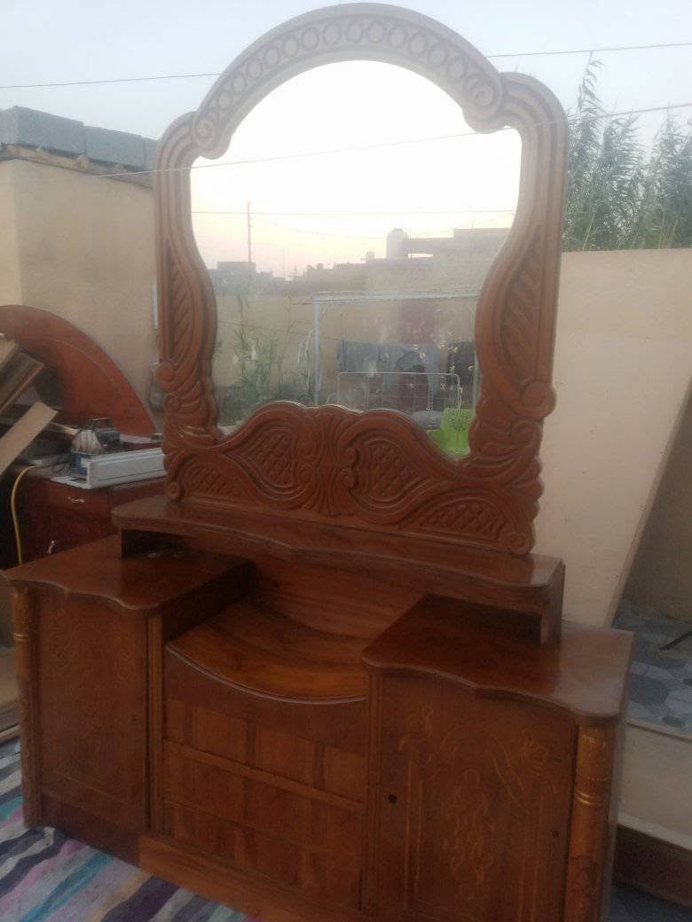 مرحبا زاويه كنتوريه ميز مرايا للبيع ***********
