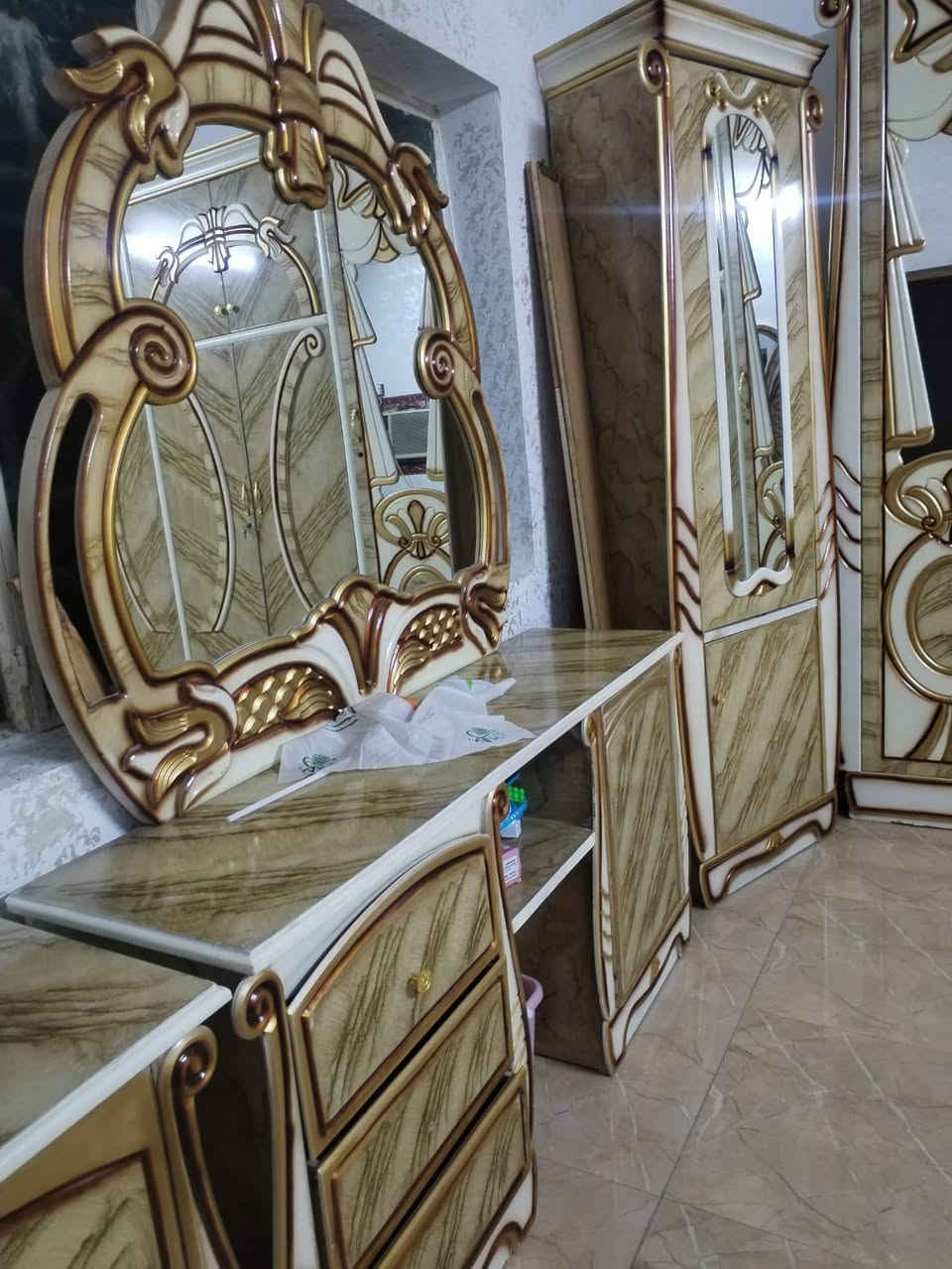 سلام عليكم
غرفت نوم استعمال سنه وحده نضيفه حييل سبب البيع انتقلت لمكان ثاني وماعندي مكان الغرفه جبيره وماترهم 
السعر اب.  700وبيها مجال  
رقم الهاتف:  ***********
متوفر واتس اب
