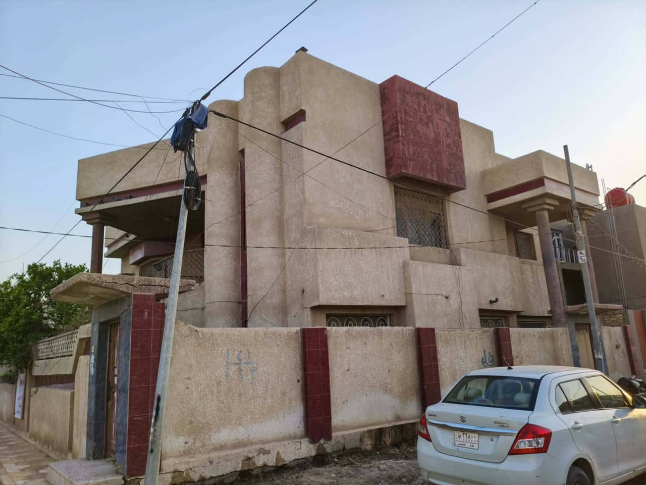 دار للبيع طابو صرف.... 263 ونص متر ركن... واجهة18ونص.. نزال14ونص.... 
طابقين كونكريت  مسلح.... بناء كلش نظيف وقوي.  عوزة ترتيبات بسيطة..... عالي عن للشارع.... ٥ غرف نوم 
صحيات ٢ 
صالة 
ستقبال 
مطبخ 
كراج 
حديقة 
بلكونه 
البناء درجة اولى علما والدي مقاول 
البيت من الداخل فطر واحد مابي 
الغرف ٢ جوه و٣ فوك
العنوان العروبة ٣ شارع الكوام فرع مأكولات المصلاوي ٣٠ متر بعد عن الشارع العام علما المنطقة حاليا راح يشتغلون بيهه تبليط.....

للاستفسار اتصال ***********/ واتساب
