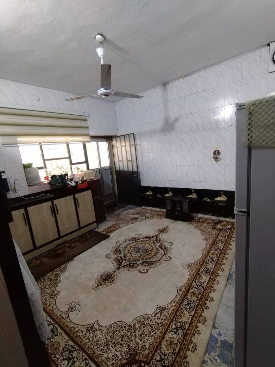 دار سكنية للبيع طابو صرف( حي المخابرات ) مساحته 243 متر مربع  . 3 غرف نوم غرفين جوه و 1 فوگ مع بيتونه . وديوانية و صاله و مطبخ وصحيات خارجية وداخلية . وحديقة مع اثاث سبالت ومطبخ ومواد مختلفه . الراغبين بالشراء الاتصال بمكتب سعيد الدوسري للعقار . هيت شارع المعارض مقابل مسجد بيت الحمد . ***********
