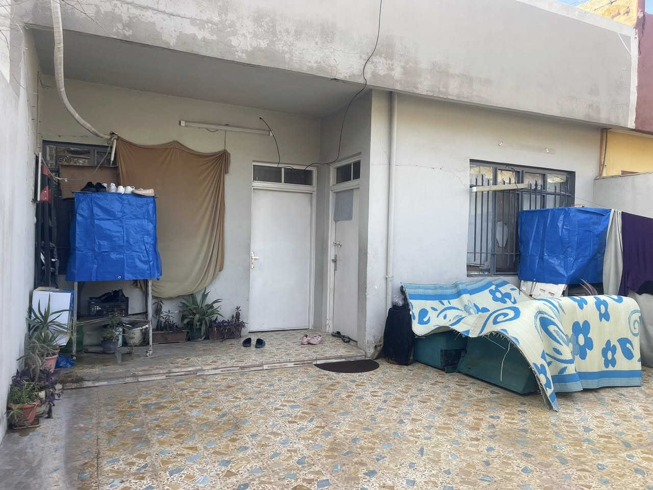 للبيع وانا صاحب البيت مستعجل ملك صرف
الموقع / حي الاعلام 
اتجاه شروق
 مساحة /150م واجهة 7ونص م 
طابق واحد 
ط1 غرفتين  نوم وهول واستقبال ومطبخ وصحيات وكراج وتوليت خارجي وداخلي

الاتصال على ***********
***********
