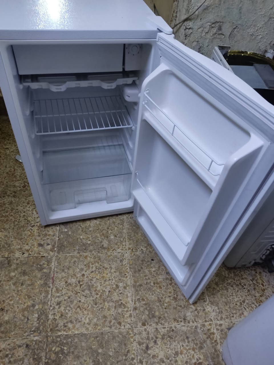 ثلاجه لبيع وضع شركه مستعمل 6اشهر  سعر 80 وبيه مجال ***********
***********
