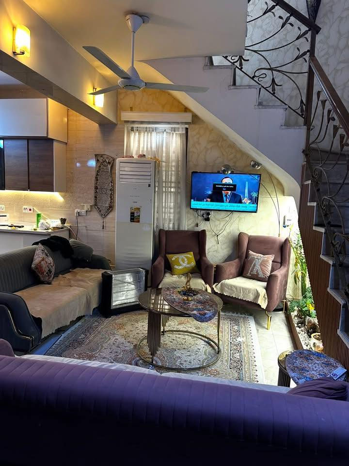 يا الله مشتمل قطع مساحه ٦٠ متر المشتمل يحتوي على غرفتين نوم وصاله ومطبخ ومنور وخدمات المشتمل  نضيف كلش 
الموقع حي الجهاد مربع الذهبي البيداء قرب الشارع العم 
الاستفسار اتصل على ***********
