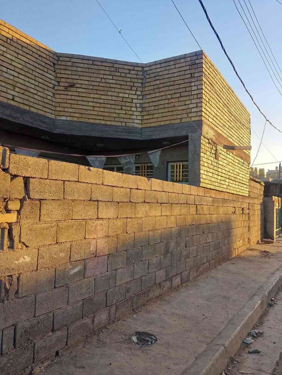 السلام عليكم
 دار سكن للبيع طابق ونص   في بغداد منطقة حي النصر  شارع الأول بحث العلمي بيت ركن مساحتة 180م السقف صب مسلح والارضية والجدران سيراميك ويتكون البيت من غرفتين نوم جوة وصالة واستقبال ومطبخ وصحيات داخلية وخارجية والطابق الثاني غرفتين هيكل ومرقم من قبل البلدية  الاستفسار الاتصال على هذا الرقم ***********
