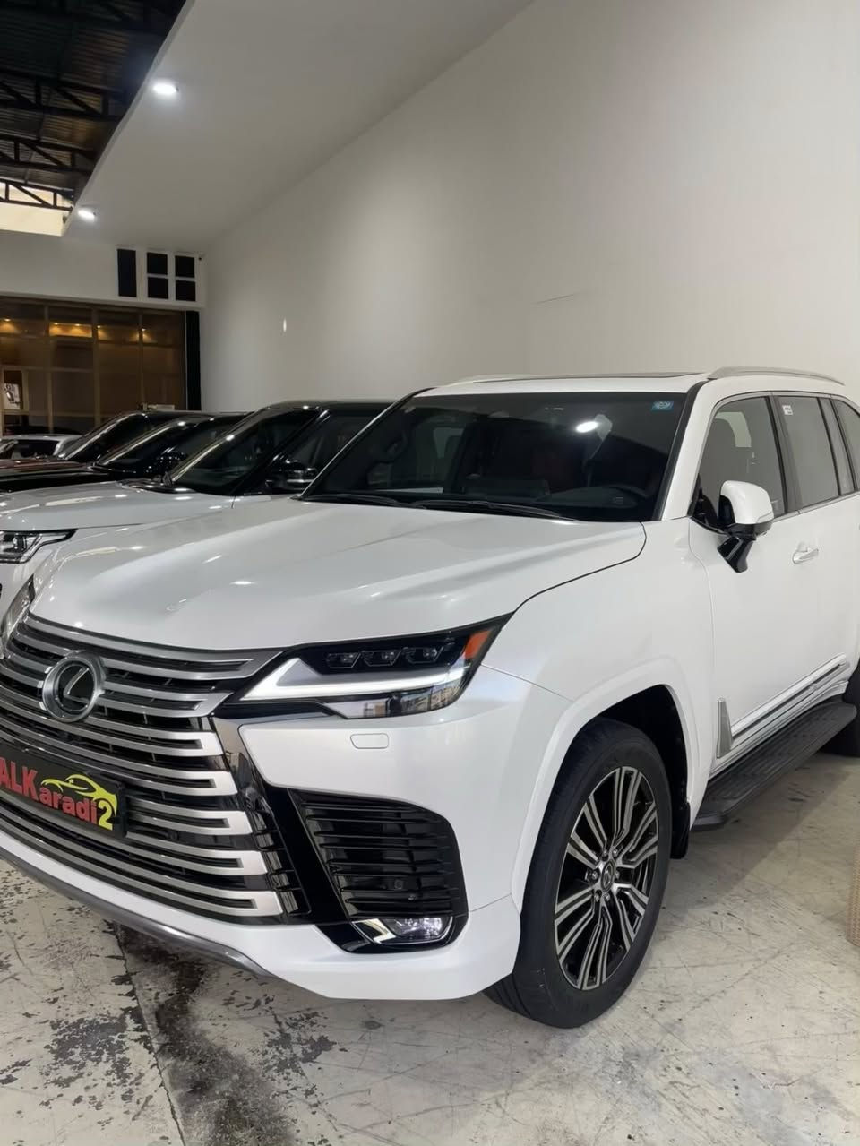 للبيع LX600,2025,900km 

رقم بغداد انكليزي 

الفئه بلاتينيوم 

داخل احمر 

شباك نيكل 

تنته سوده 

سماعات JBL 

ويلكب كروم 

شركة الفطيم 

العنوان معارض النهضة شركة الكرادي 
***********عبدالله حسين الكرادي
