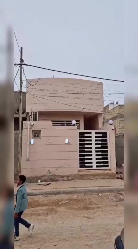 السلام عليكم ورحمة الله ...بيت للبيع في النجف /خلف ملعب النجف مباشرةً
وقريب ع شارع كربلاء مساحته 100 متر #طابقين (5×20)  بناءه درجة اولى وحديث مصارلة 3 سنوات صب كونكريت طابوق النهروان  ...
البيت بناءه (سيراميك-كاشي درجة اولى-مرمر) !
 نظيف وجديد وتعبان عليه ومصارلي سنتين من كملته وجهزته معايزة شي ...#يحتوي_ع_بناء ...
🔴1-الطابق الارضي:_ مدخل _أستقبال _صالة_مطبخ_صحيات 🔘
غرفة نوم _مكشوفة زجاجية _مكشوفة مفتوحة داخل الصالة 
🔴2- الطابق الثاني: _غرفة _صالة _صحيات2🔘
 مفتوحات ع السطح بالاضافة للتشروفات
*#أرتفاع البيت عن الشارع حوالي 60 سم .
(قريب ع مدرسة أنوار الضياء الخيرية ومقابل بوابة رقم 5 للملعب وشارعه 10 م )
للاستفسار الاتصال ع الرقم ***********
او مراسلة واتس آب
