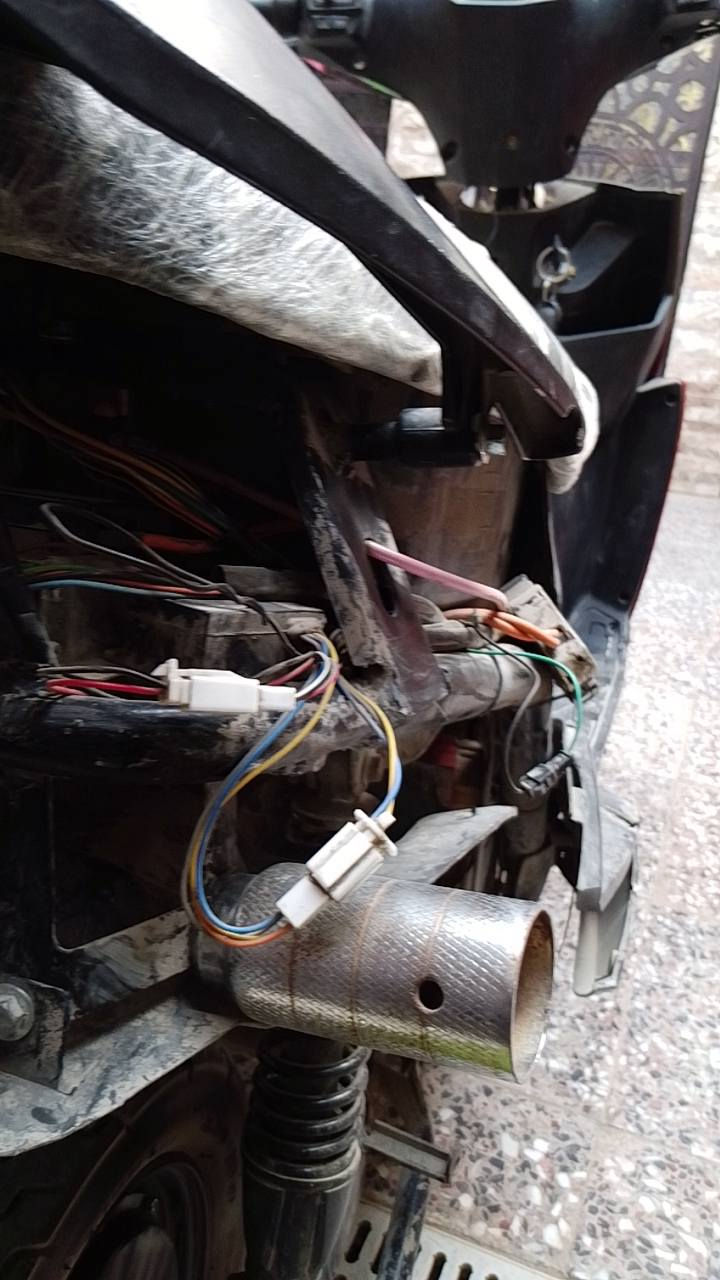 سلام عليكم دراجه للبيع تفصيخ شتريد موجود بهاي الدراجه كلي وبيع الك  جوه السوك (كفرات /دبلات خلفي/تاير ويل  امامي /تاير ملف خلفي /الصدر الامامي /يدات بريك / ضفيره /باتريات /عقل /سكان /دكم تحكن/جوزت تشغيل /قفل ستيرن /قفل صندوق / قمجي بريك /قمجي قفل صندوق /شيال/جهاز قفل الدراجه هو ول بصمه) شتريد راسلني على الخاص او على الرقم *********** ابيع جوه السوك مكان بغداد الحسينيه
