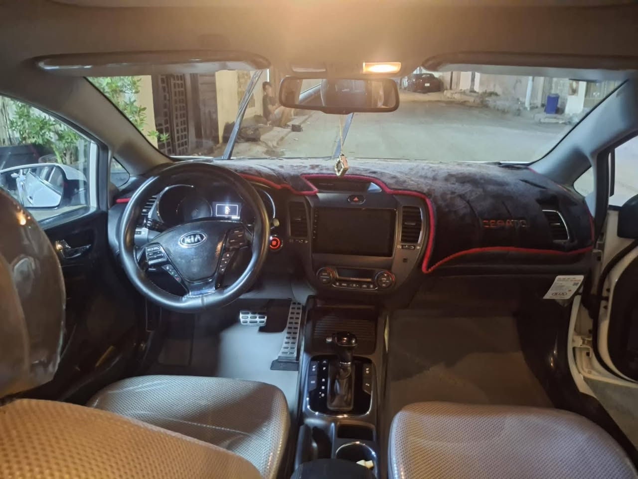 السلام عليكم سياره سيراتو خليجي اللون ابيض صدفي وارد ايراني viv موديل 2017 رقم بغداد
مكينه 2000 ماشيه 91 فول واحد عله واحد كشنات الامامي تدفأه تبريد الخلفي تدفأه تبريد ثلج قطعتين 
السياره خير من الله السعر 150 وبيهه مجال بسيط المكان بغداد مواصلات الشرطه الخامسه للتواصل هذا رقمي ***********
