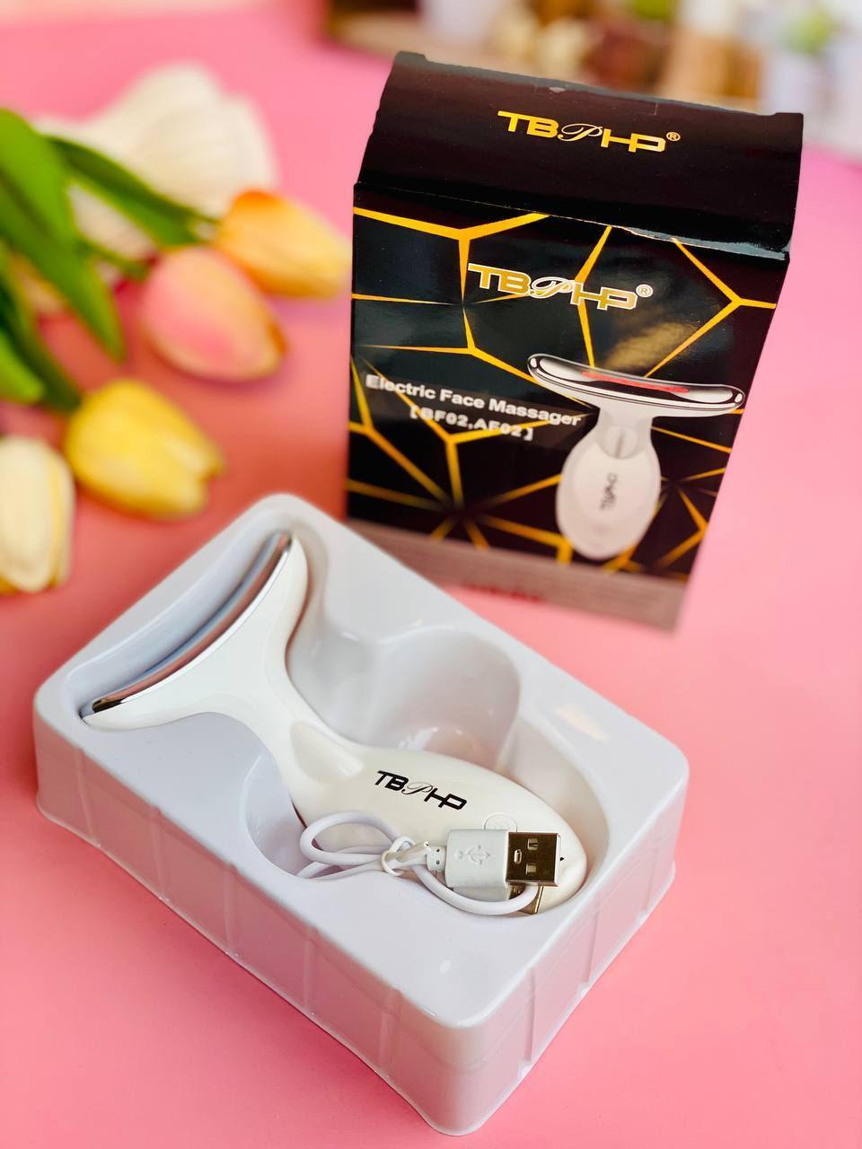 تي بي بي اتش بي جهاز تدليك الوجه الكهربائي لتدليك الوجه والرقبة لشد البشرة، قابل لاعادة الشحن بمنفذ USB، تعمل بالبطارية، ابيض

 فوائد جهاز  المنزلي التجميلي
✨✨
- الحد من ظهور التجاعيد.
- شد الجلد المترهل بمنطقة الوجه و الرقبة.
- رفع الخدود ورفع الحواجب .
- شد الذقن وإزالة الذقن المزدوج.
- يستخدم لتحديد الفك.
- إكساب نضارة ونعومة للبشرة.
- نتائجه مبهره وامن جدا 💯💆🏻‍♀️ 
يعمل الجهاز  لشد الوجه كمضاد للشيخوخة 💆🏻‍♀️✨
 يزيد من مستوى الكولاجين والإيلاستين في الجلد، ويوفر شد الجلد وبالتالي يساعد على استعادة الترهلات التي تأتي مع تقدم العمر.💆🏻‍♀️✨

 إنه تطبيق فعال أيضًا في الحاجبين وحول العينين👌🏻💆🏻‍♀️
عبارة عن تقنية تجميلية غير جراحية🎀💆🏻‍♀️
. وتعتمد على الموجات فوق الصوتية المركزة عالية الكثافة لتوليد طاقة حرارية في طبقات البشرة السطحية والعميقة✨💆🏻‍♀️https://whatsapp.com/channel/0029Vb6CNF2EquiRAycW0j1i للحجز والاستفسار راسلو على الخاص او على الواتساب ***********
