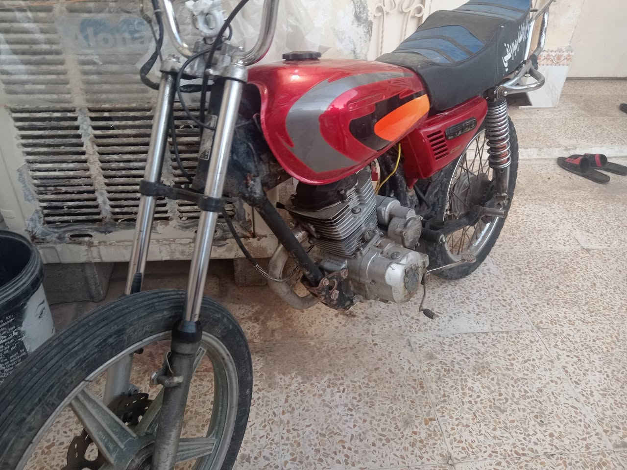 السلام عليكم
دراجة سيفان موديل 2020 للبيع دراجة تمشي ومابيها نقص بس فيلسة وزنجيل دبلات خلفية وامامي جديدات ويشتغلن  شاصي نضيف وبي بليته بدون اوراق كشن جديد تانكي نضيف وياله نضيفة دراجة ابيعها كوم حديد لان بدون اوراق ومكفولة من السرقة السعر 165 وبيها مجال العنوان ديالى بلدروز للأستفسار خاص او الاتصال ***********
