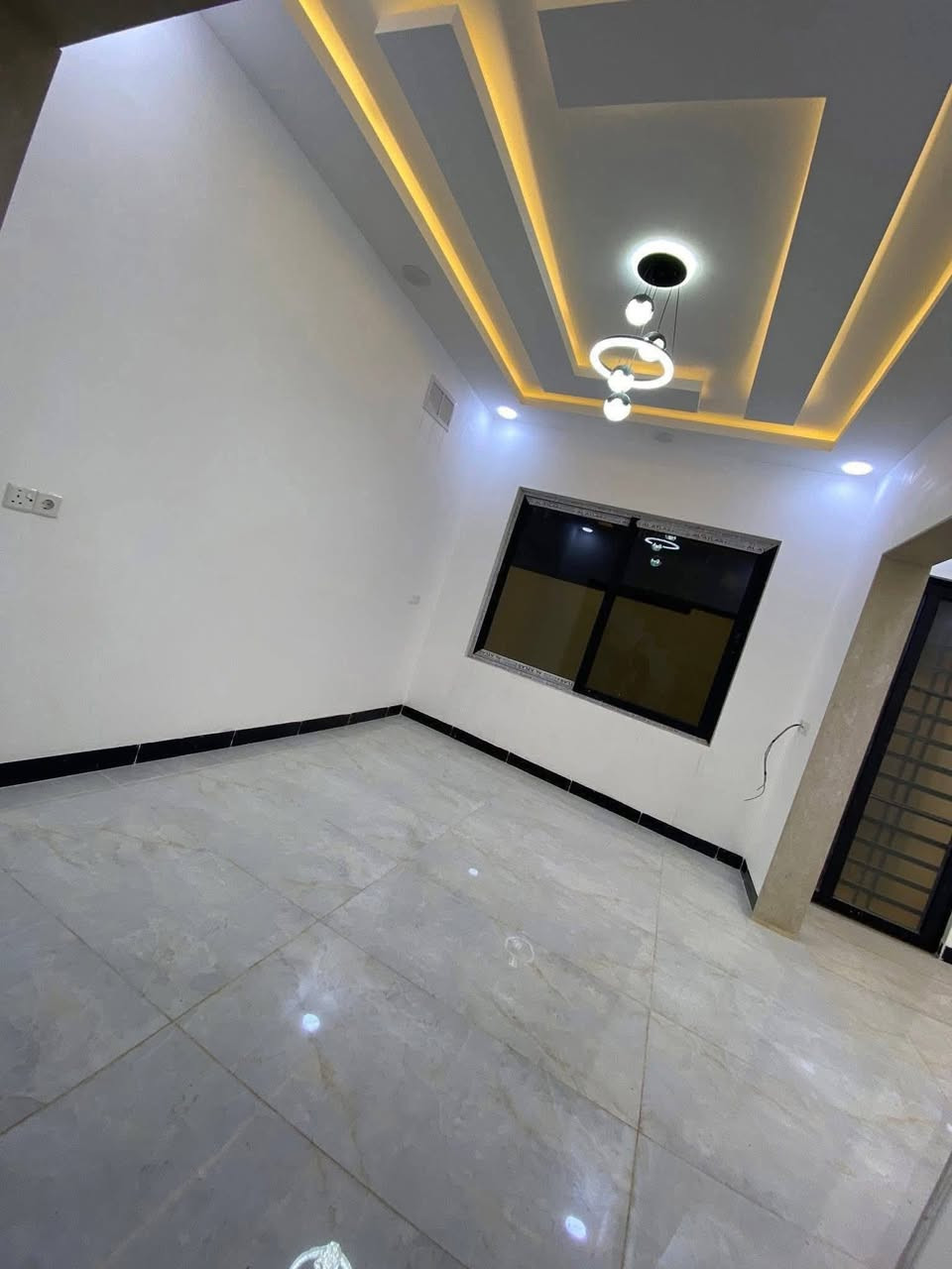 السلام عليكم 
داران  للبيع 🏠🏠
حي الصديق 🌸
في.مدينة الموصل 🌹
مساحة كل دار 110 م ⬅️
واجهه 10،5 م ☑️
شارع تبليط 12 م 🌈
اتجاه شروق تام ☀️
بناء حديث تسليم مفتاح 🔑
طابقين 🩷
ط/  كراج ومطبخ وهول واستقبال وغرفة نوم وصحيات ومناور ♦️♦️
ط2/ 3 غرف نوم وصحيات وبيتونه صغيره وسطح كاشي 🔹🔹
نظام دكتات وسبالت وتأسيس غسالات 
وجبس بورد 🔸🔸
للاستفسار مراجعة مكتب المدينه حي سكر قرب من مجمع الاوربي 2
***********
***********
