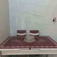 ميز طعام • ٤ كراسي • نظيف