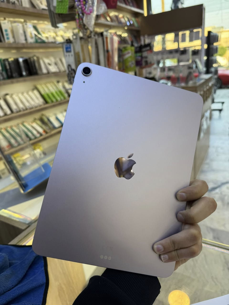 السلام عليكم ايباد اير 11 انج M3 فول نظافة
بطارية 97 ولا شخط فقط جهاز ذاكرة 128GB 
 سعرة 600 الف قفل عنواني بغداد سيدية ***********
