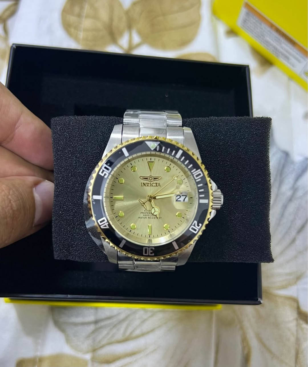 ⌚ ساعة Invicta غواصين – أوتوماتيك قطر ٤٠ ⌚

🔹 الحركة: أوتوماتيك (تعمل بدون بطارية)

🔹 الفئة: Professional Diver

🔹 مقاومة الماء: 200 متر

🔹 الزجاج: كريستال مقاوم للخدش

🔹 الإطار: دوّار (Diver Bezel) أسود مع تفاصيل ذهبية

🔹 لون المينا: ذهبي مع مؤشرات مضيئة

🔹 السوار: ستانلس ستيل

✨ ساعة قوية وفخمة، مناسبة للاستخدام اليومي والسباحة

✨ ماركة عالمية معروفة بتصاميم الغواصين

📍 السعر: 175 الف

📞 للتواصل: خاص او واتس اب

*********** بغداد, العراق
